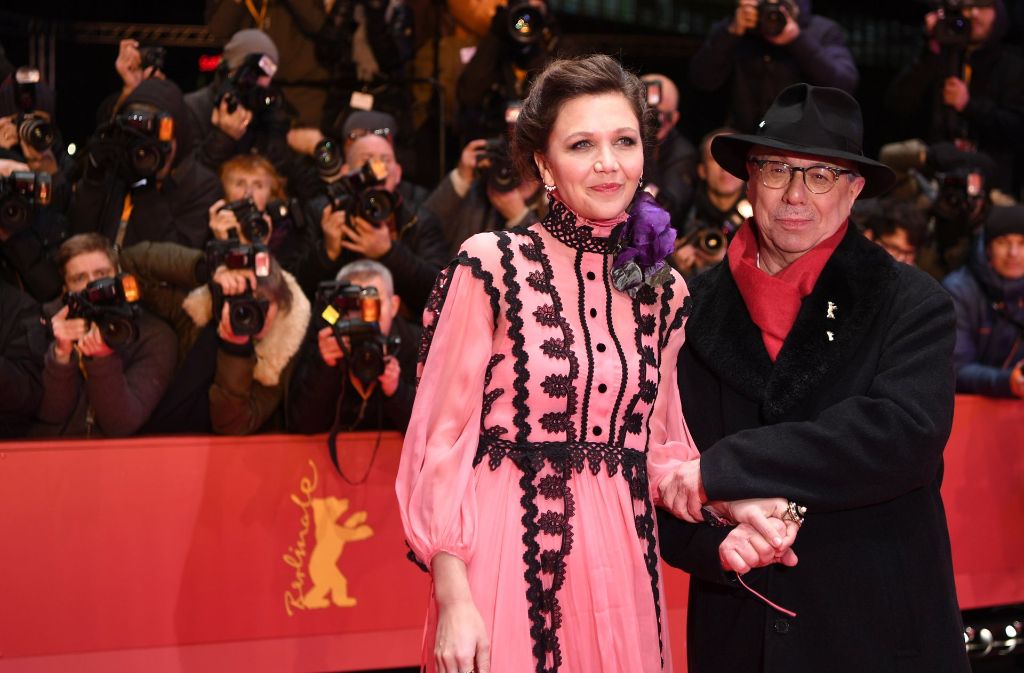 Mit Hut und Berlinale-Schal steht Festivalchef Dieter Kosslick auf dem roten Teppich und begrüßt seine Gäste, darunter US-Schauspielerin Maggie Gylenhaal.