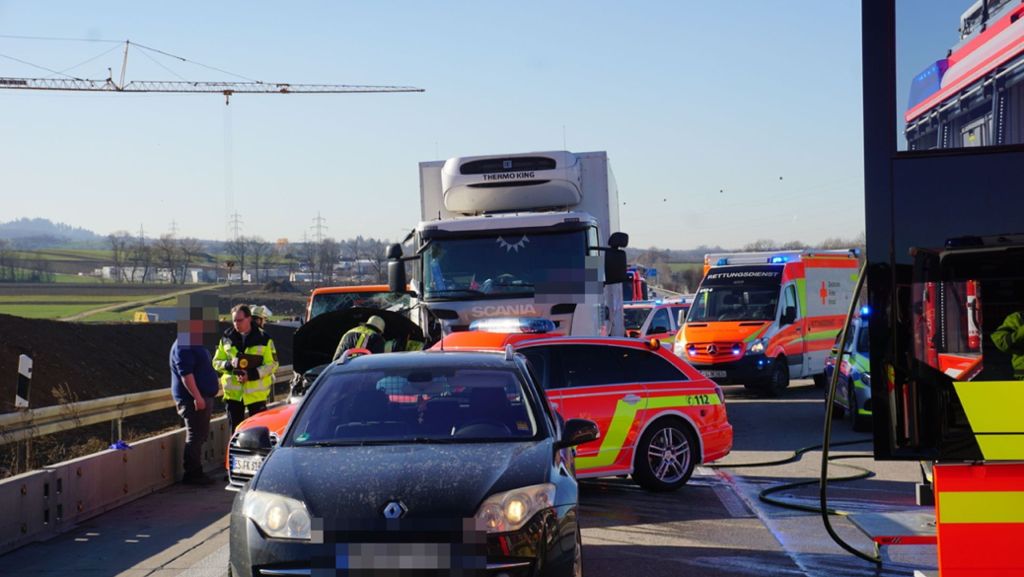 A8 bei Weilheim an der Teck: Neue Erkenntnisse zum schweren Verkehrsunfall – Zeugen gesucht