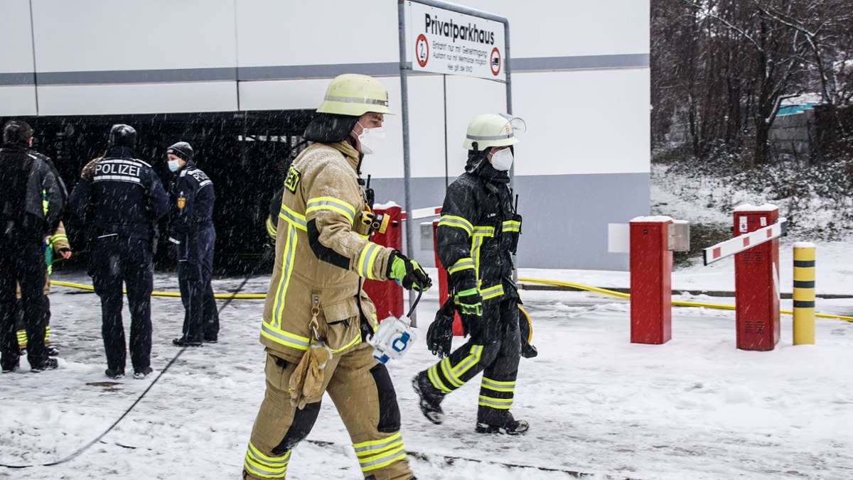 Brand in Böblingen: Streufahrzeug brennt komplett aus – Parkhaus muss gesperrt werden