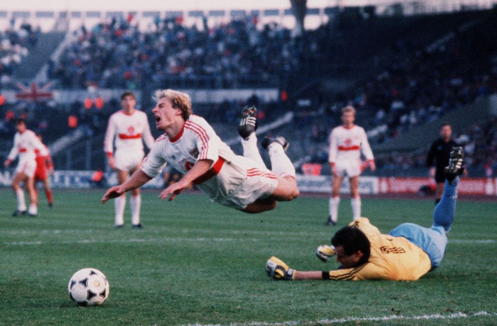 Mit 20 Jahren spielte Klinsmann in der Bundesliga. Beim VfB Stuttgart nahm seine Karriere richtig Fahrt auf. In der Saison 1987/88 wurde er mit 19 Treffern Torschützenkönig der Bundesliga. In den fünf Jahren beim VfB hatte er 1986 das DFB-Pokalfinale (2:5 gegen den FC Bayern München) und 1989 das Uefa-Cup-Finale (1:2, 3:3 gegen den SSC Neapel) erreicht. Klinsmann wurde 1988 Fußballer des Jahres und bestritt 1987 sein erstes Länderspiel.