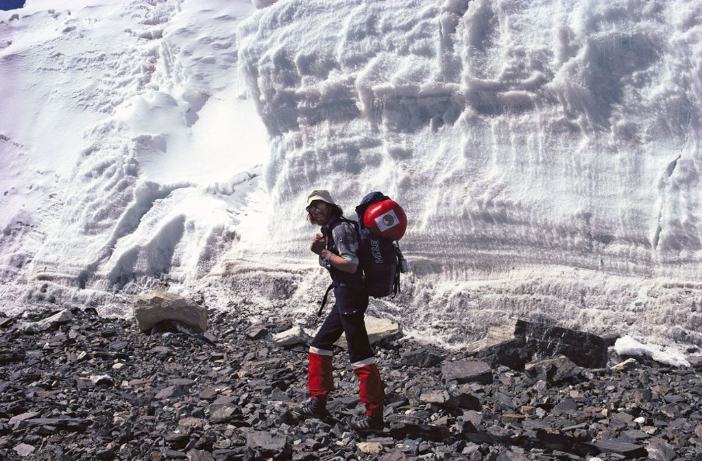 Gipfelsturm im Alpinstil: Alles, was Bergsteiger Messner für den Aufstieg auf den Everest braucht, trägt er auf dem Rücken mit sich.