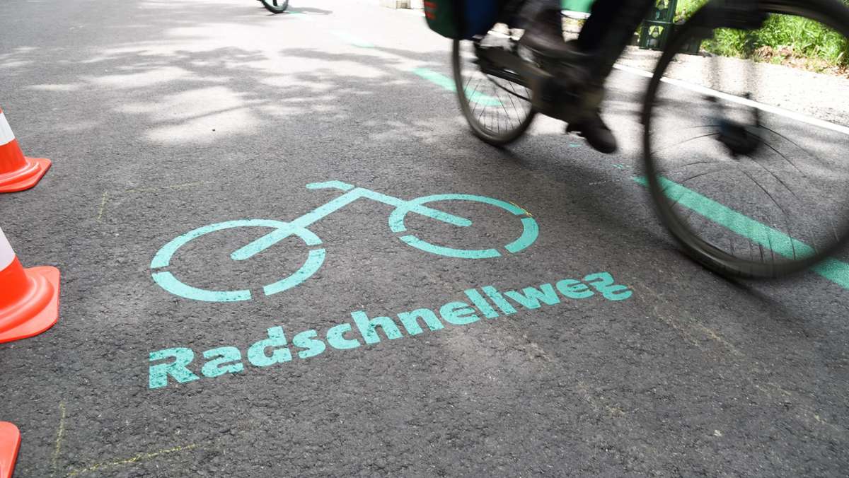  Fahrradfahrer auf der Achse Böblingen/Sindelfingen-Stuttgart aufgepasst. Am Donnerstag und Freitag muss der Radschnellweg kurzzeitig gesperrt werden wegen Holzerntemaßnahmen. 