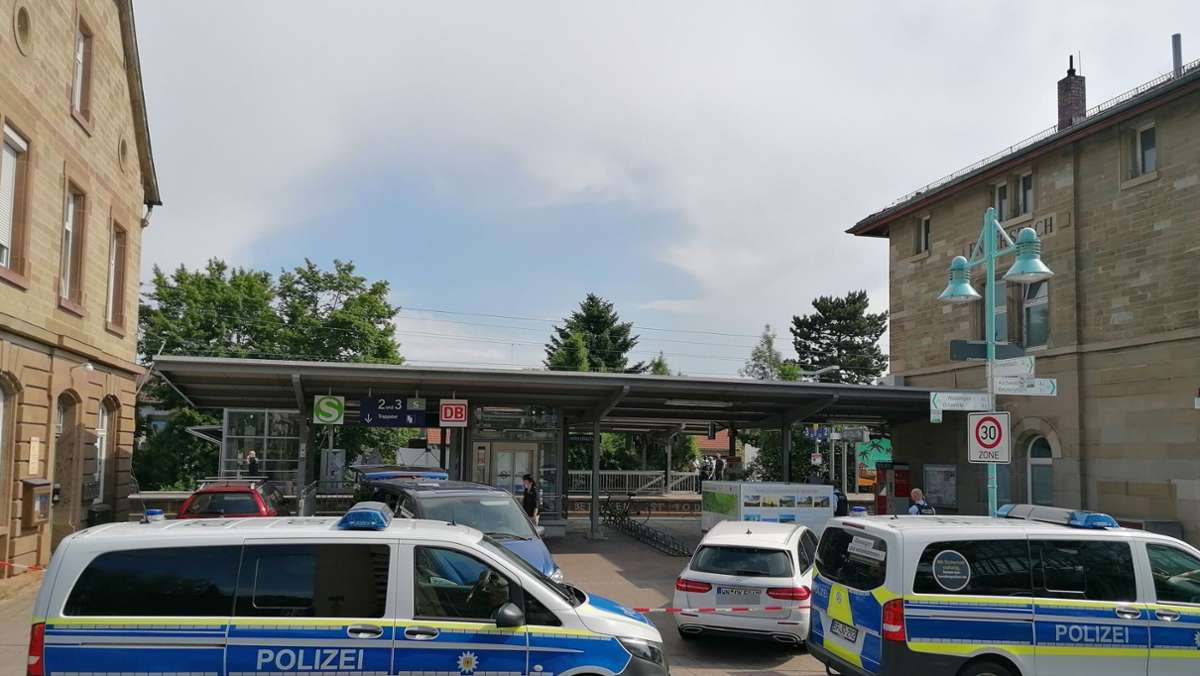  Nach dem Fund eines Toten am Bahnhof Endersbach am Freitagmorgen, hat die Polizei einen 17-jährigen Tatverdächtigen festgenommen. Auch die Identität des Opfers ist nun geklärt. 
