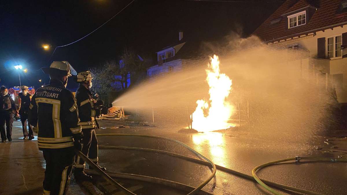 Brand an Gasleitung in Stuttgart-Vaihingen: Feuerwehr löscht meterhohe Flammen
