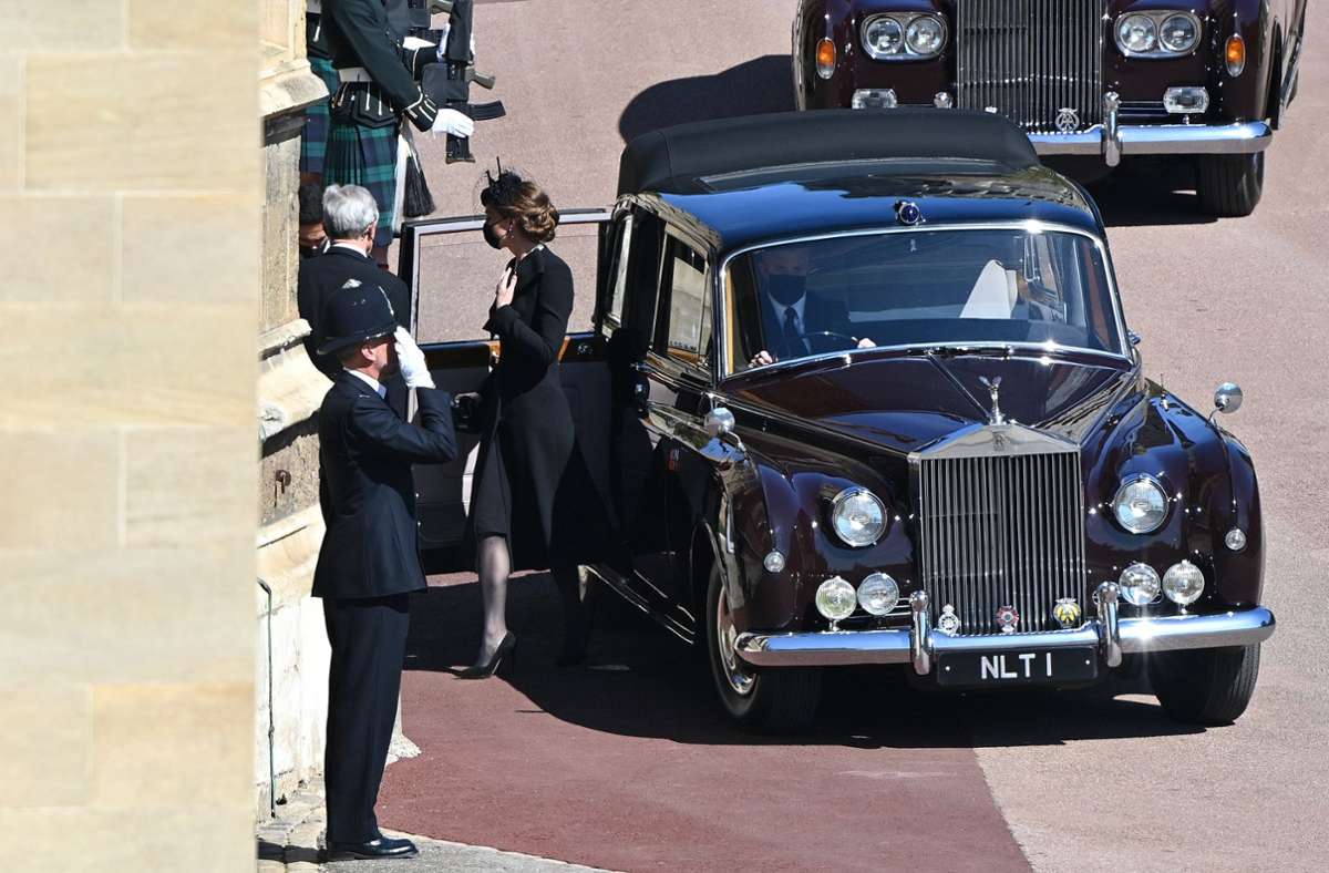 Hier steigt Kate, Herzogin von Cambridge aus dem Wagen aus.