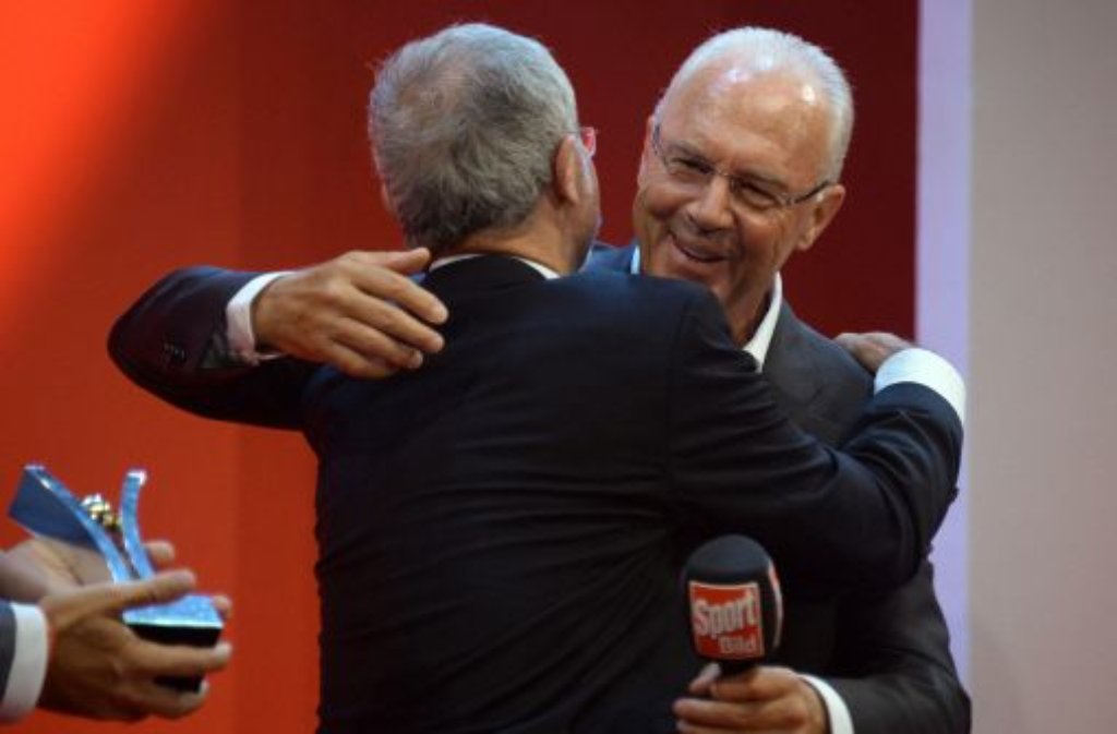 Gerd Müller umarmt Franz Beckenbauer.