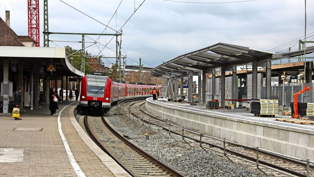  Die Arbeiten am Bahnhof Feuerbach schränken den Zugverkehr aus und in Richtung Norden bis Anfang Dezember zeitweise erheblich ein. Bei S-Bahnen führt dies bis zum Sonntag auch zu Haltausfällen. Grund ist die Gleisverschwenkung am Bahnsteig 2. 