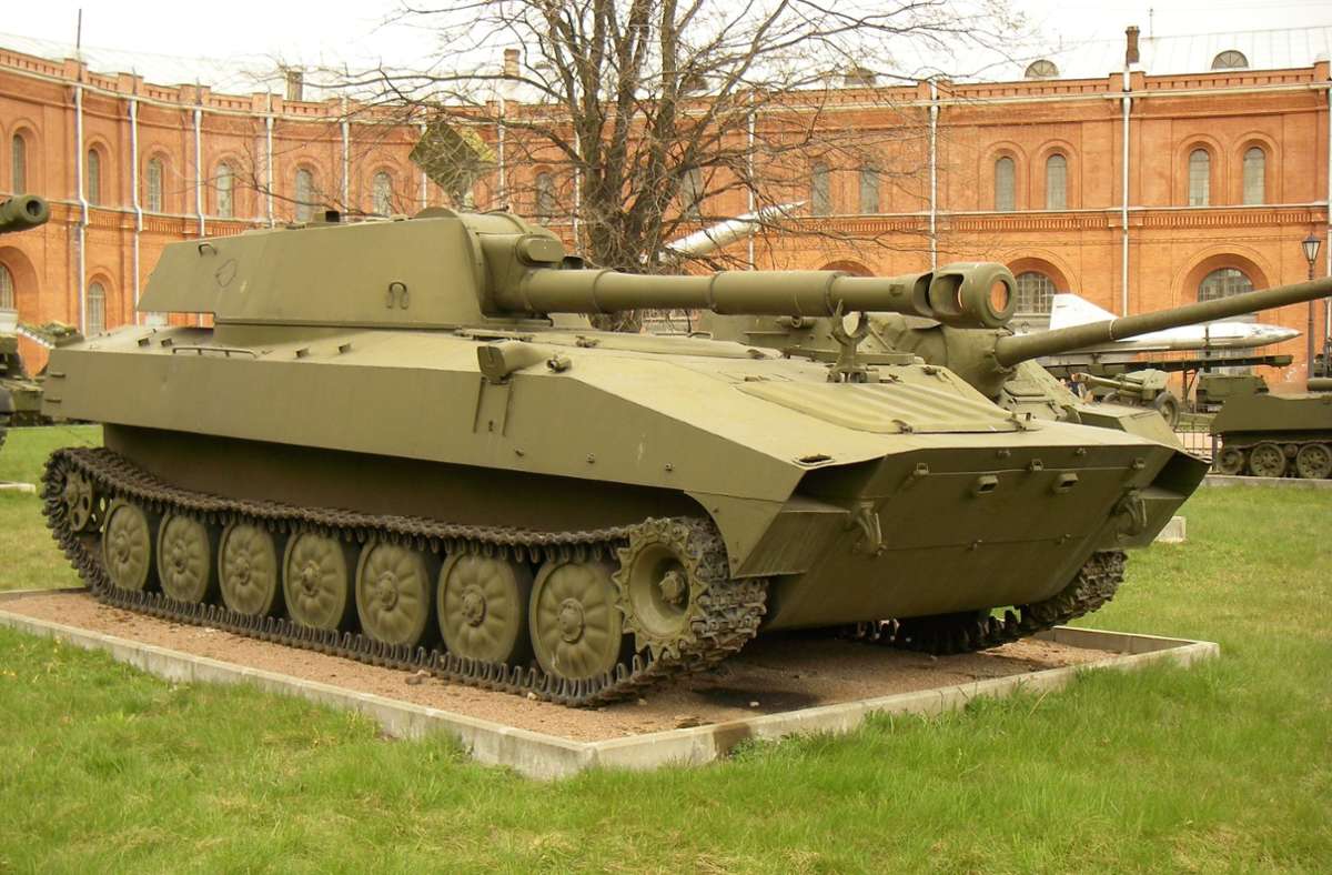 Ukraine: Die 2S1 ist eine in der Sowjetunion entwickelte Selbstfahrlafette. Sie wurde Ende der 1960er Jahre entwickelt und 1972 in der Sowjetarmee in Dienst gestellt. Sie ist bei den ukrainischen Streitkräften im Einsatz.