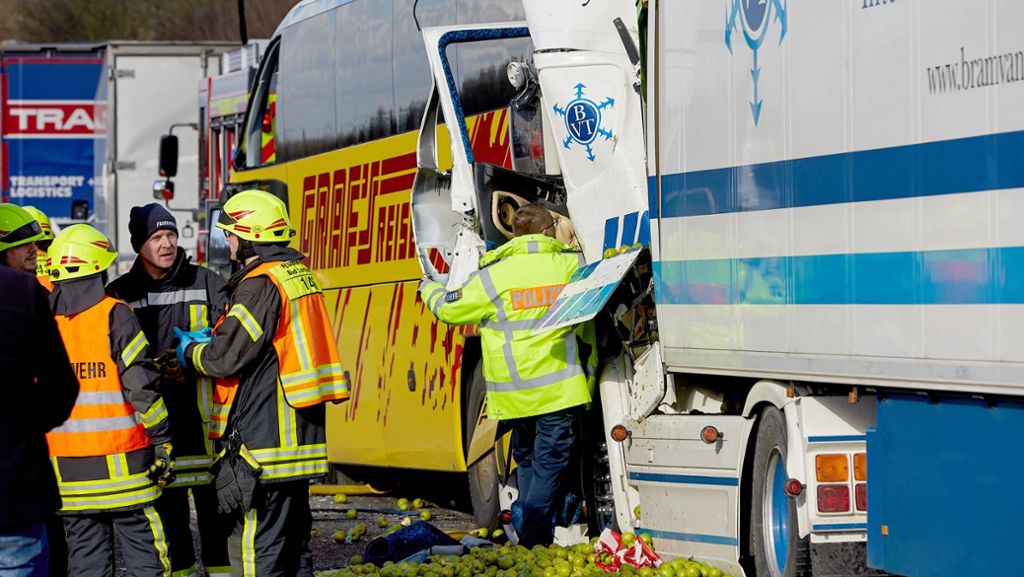 Limburg in Hessen: Tote und Verletzte bei Unfall mit Fernbus auf A3