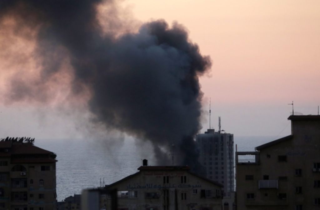 Rauch über Gaza-Stadt - seit Wochen leider ein vertrautes Bild. Foto: dpa