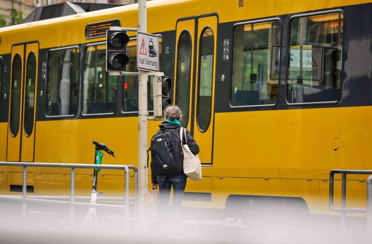 Ein Mann wies sich in einer Stadtbahn unter anderem mit einem fremden Coronatest aus. (Symbolbild) Foto: imago images/Lichtgut/Max Kovalenko