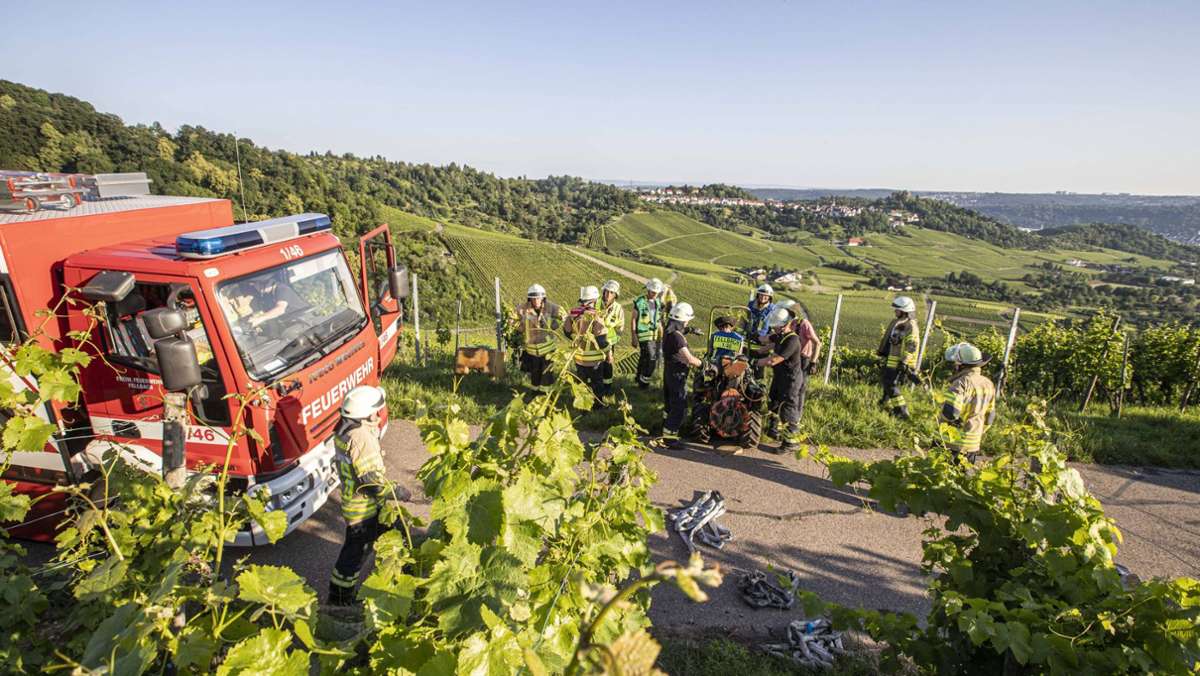 Feuerwehreinsatz in den Fellbacher Weinbergen: Wengerter stürzt mit Traktor um