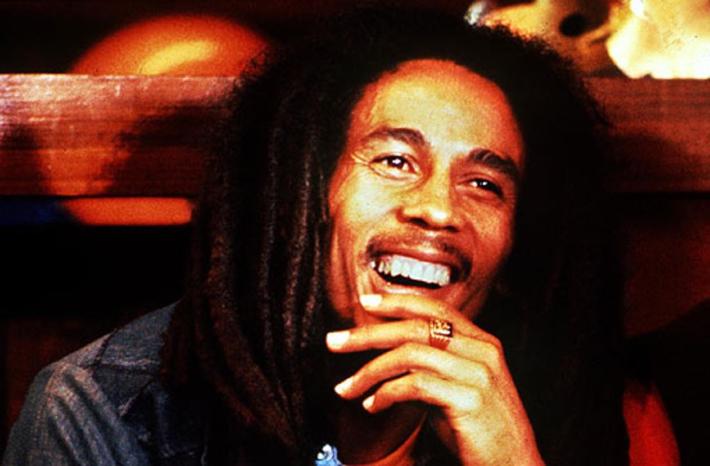 Anfang der 60er Jahre gründen Bob Marley und gleichgesinnte Freunde die Band "The Wailers". Sie kombinieren amerikanische Einflüsse mit der jamaikanischen Volksmusik und hinterlegen das Ganze mit einem verlangsamten Beat - der Reggae ist geboren.