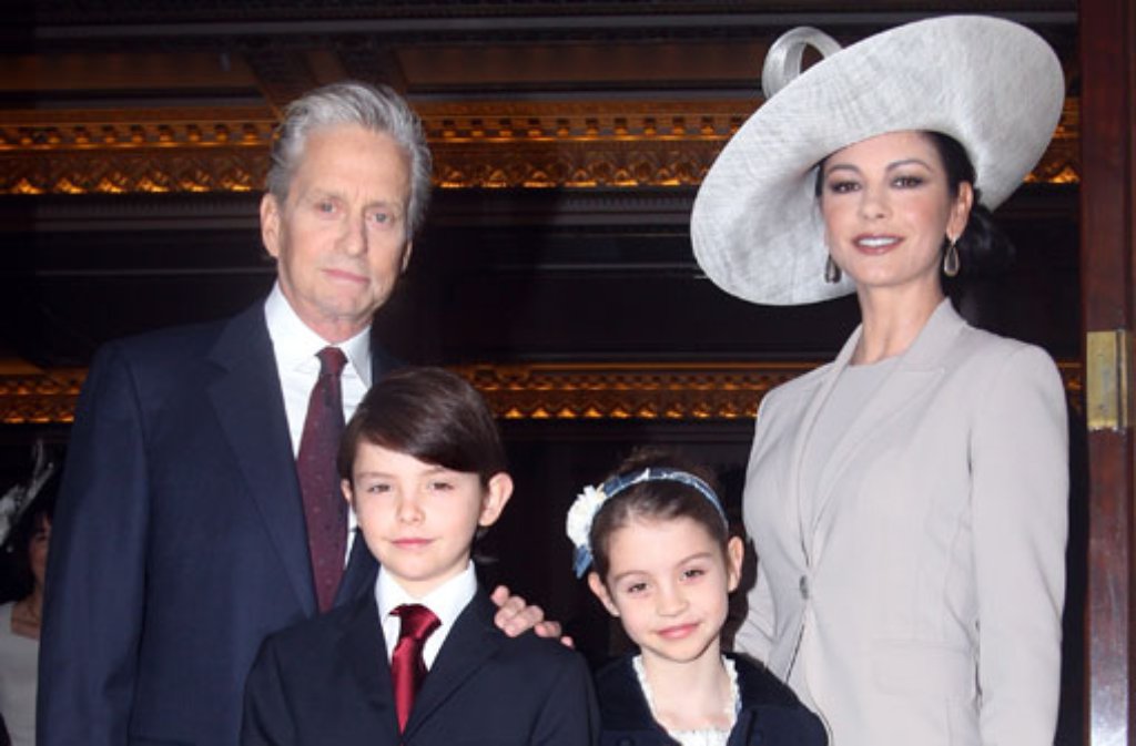 Im Februar 2011 ist die Familie in den Buckingham Palace geladen: Catherine Zeta-Jones wird in den Order of the British Empire aufgenommen.