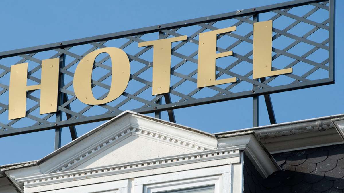  In Deutschlands Hotels und Pensionen standen wegen der Corona-Einschränkungen im Mai viele Betten leer. Das Statistische Bundesamt hat die Zahlen veröffentlicht. 