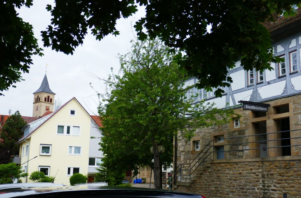 Dionysiuskirche und die Stadtteilbücherei im Großen Haus.