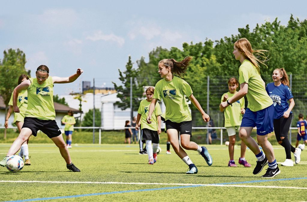 Beim  Tag     des    Mädchenfußballs  dribbeln          Spielerinnen    des gastgebenden Vereins   mit             jugendlichen Gästen,   die   einfach mal schnuppern wollen. Foto: Ulrike Amler