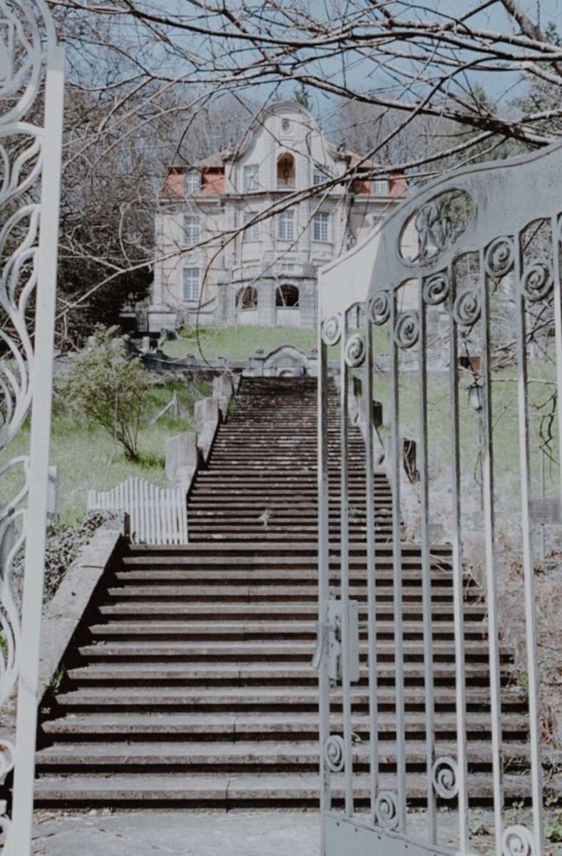 ... landet man an einem verwunschen Ort: Die Villa Franck mit der monumentalen Freitreppe war einst der Sommersitz des Ludwigsburger Kaffee- und Zichoriefabrikanten Robert Franck. Sie ist eine der schönsten Jugendstilvillen Deutschlands.