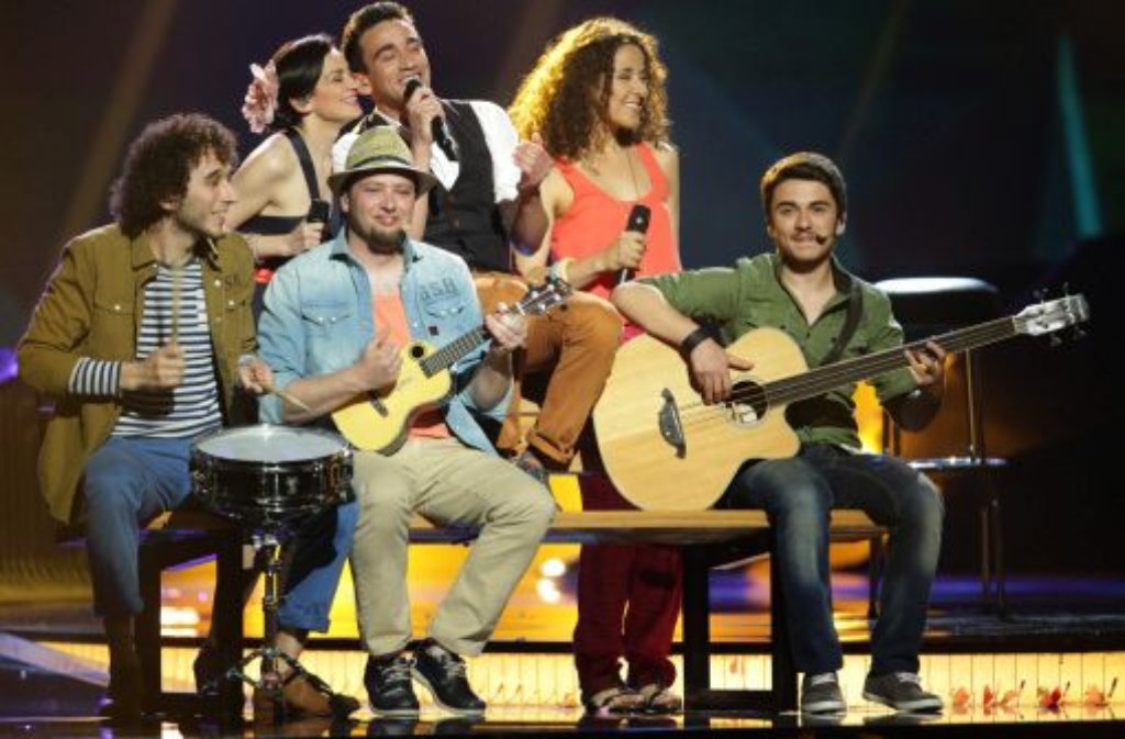 Der Sänger Gianluca Bezzina (hinten, Mitte) bei der Probe für seinen Song "Tomorrow". Er geht für Malta ins Rennen.
