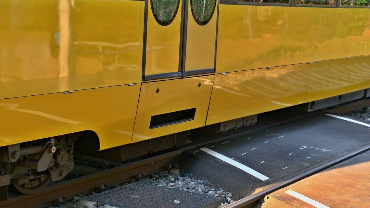 Unfall in Stuttgart-Mitte: 79-Jähriger stürzt ins Gleisbett