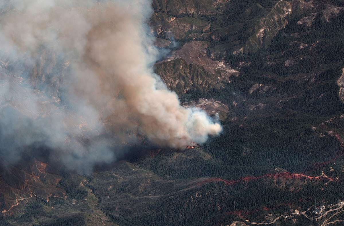2020: Dieses von Maxar Technologies zur Verfügung gestellte Satellitenbild zeigt ein vom Feuer betroffenes Gebiet in Kalifornien. Ganz rechts ist das Mount-Wilson-Observatorium zu sehen.