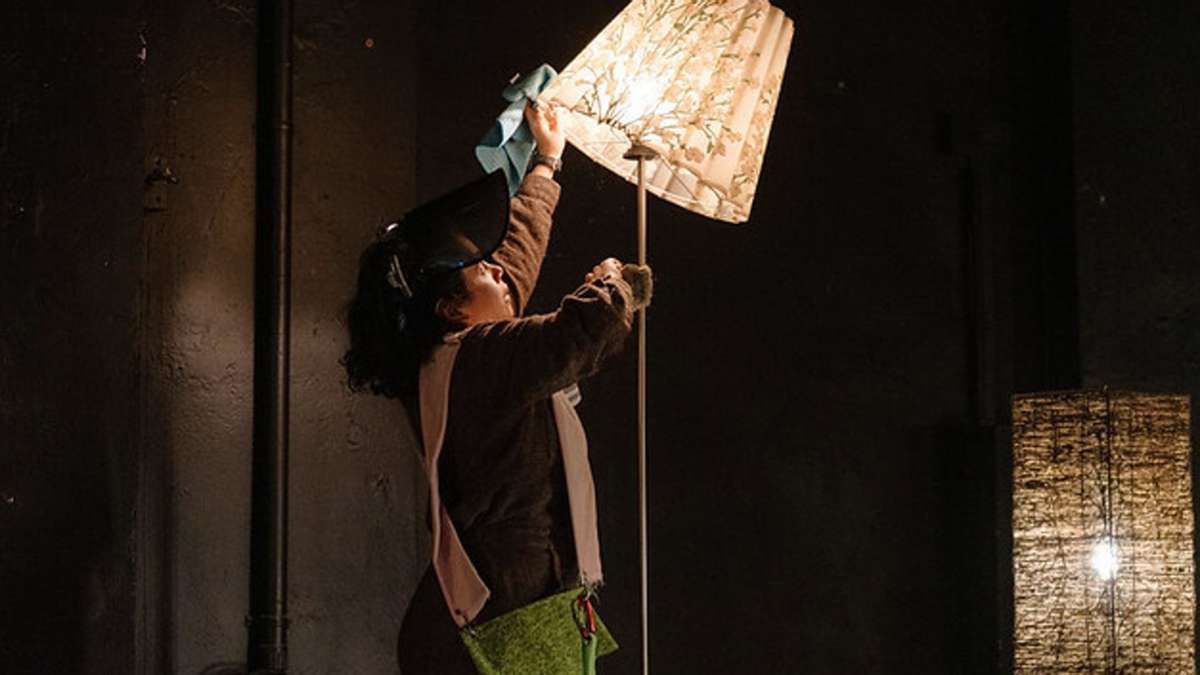 Performance im Theater Rampe: Von Teppichen, Lampen und Krisen