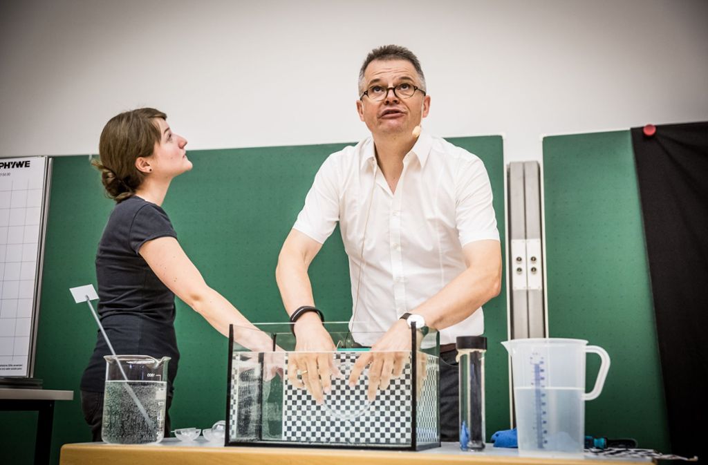 Am Samstag lädt die Universität Stuttgart zum „Tag der Wissenschaft“ ein. Zwischen 13 und 19 Uhr öffnet der Campus in Vaihingen seine Labortüren und stellt verschiedene Experimente aus Technik und Chemie vor. Das Motto der Veranstaltung lautet „Die Zukunft der Arbeit“.