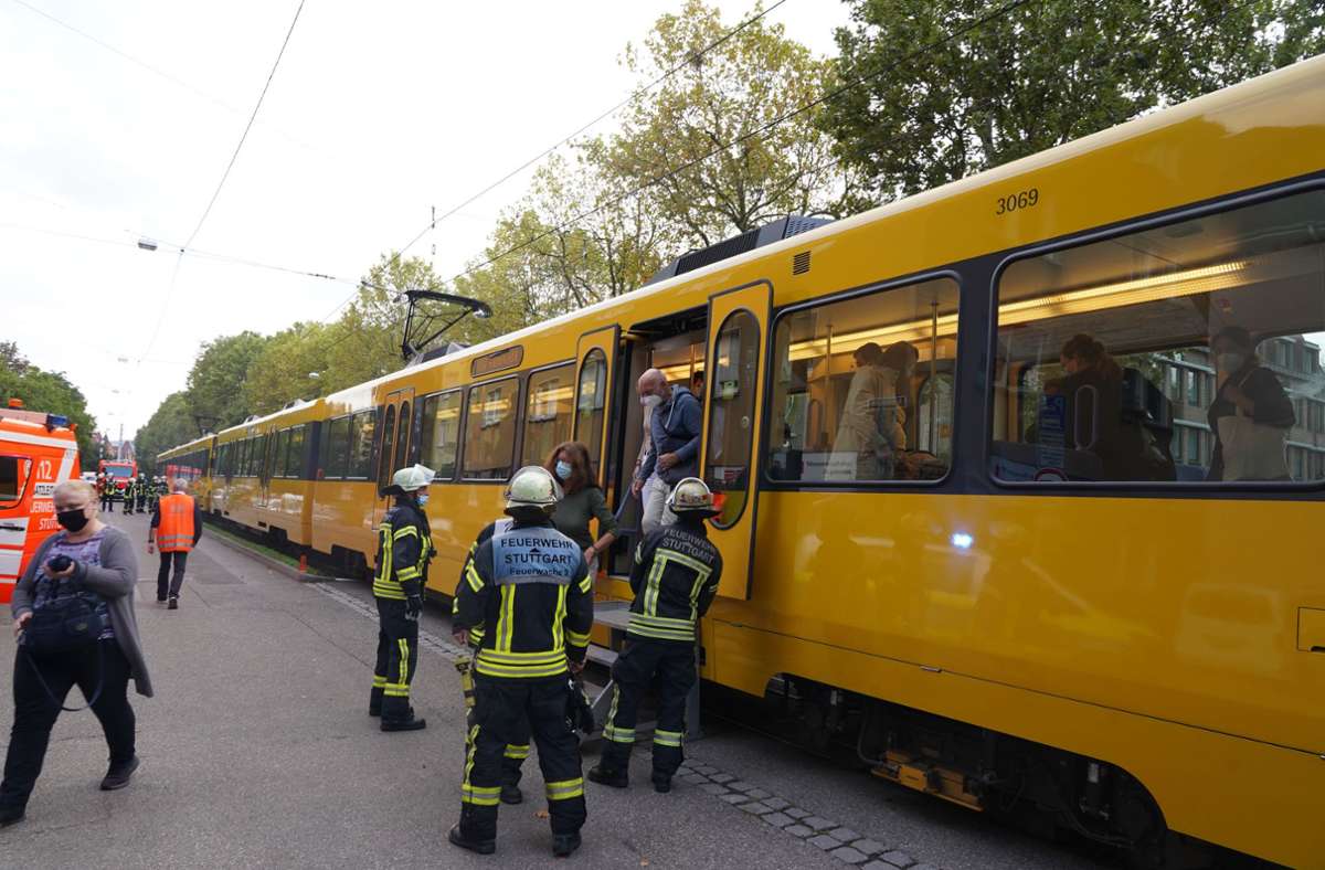 Die Fahrgäste mussten nach dem Unfall die Bahn verlassen.