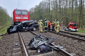 Zug erfasst Auto „mit voller Geschwindigkeit“ – drei Tote