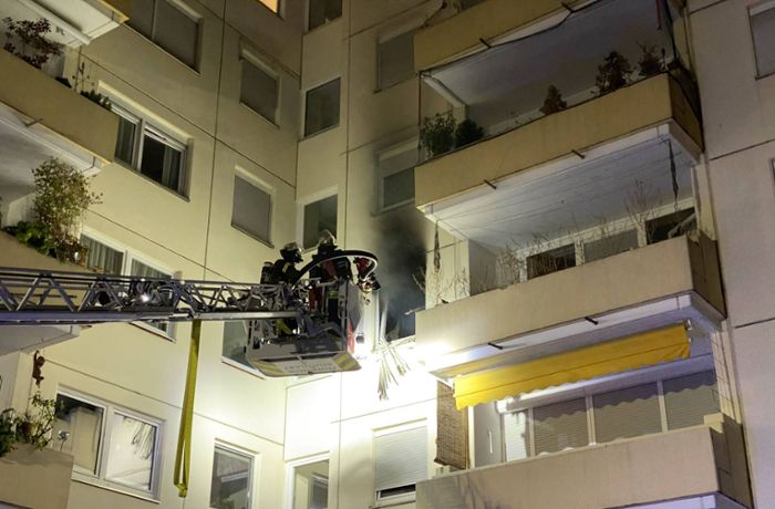 Feuerwehr rettet Mann aus brennender Wohnung