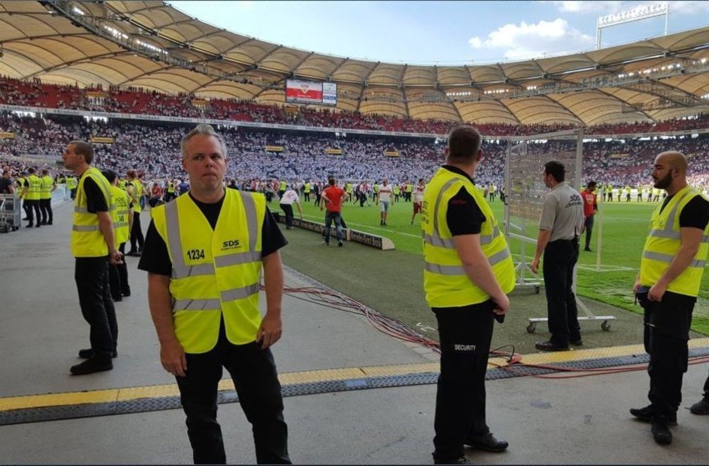 Enttäuschte Fans stürmen den Platz in der Mercedes-Benz-Arena Foto: StN/StZ
