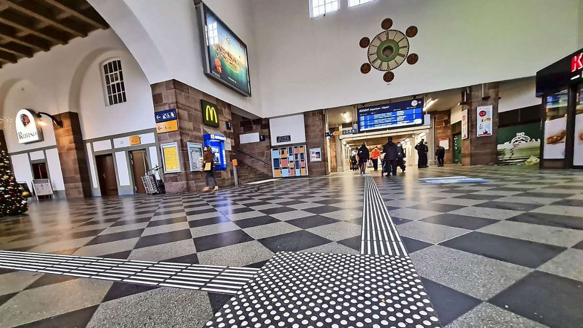  Das Bahnhofsgebäude in Bad Cannstatt wird derzeit von der Bahn modernisiert, bis zur EM 2024 soll auch das Umfeld aufgehübscht werden. 