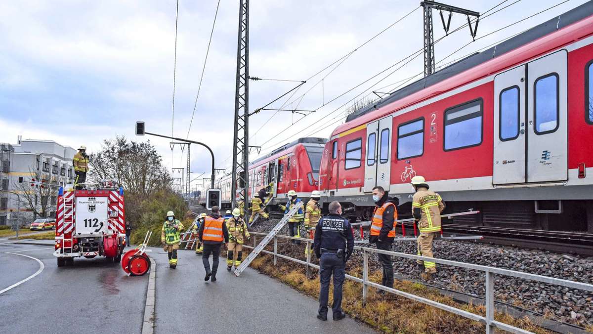  Nach einem Stromausfall hat die Böblinger Feuerwehr am Samstagvormittag 50 Fahrgäste aus der S-Bahn evakuiert. Für die ging’s per Bus weiter. 