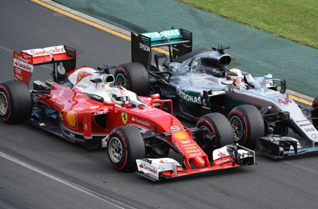 Räikkönen musste aufgeben, Vettel fiel wegen eines erzwungenen Reifenwechsels (hier links im Bild mit Lewis Hamilton) zurück.