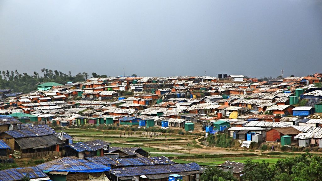  Hunderttausende Flüchtlinge leben in einem riesigen Camp in Bangladesch. Die Rohingyas flohen vor Massakern und Vergewaltigungen in ihrer Heimat Myanmar. Das Lager erinnert eher an ein Moloch, als an eine neue Heimat. 