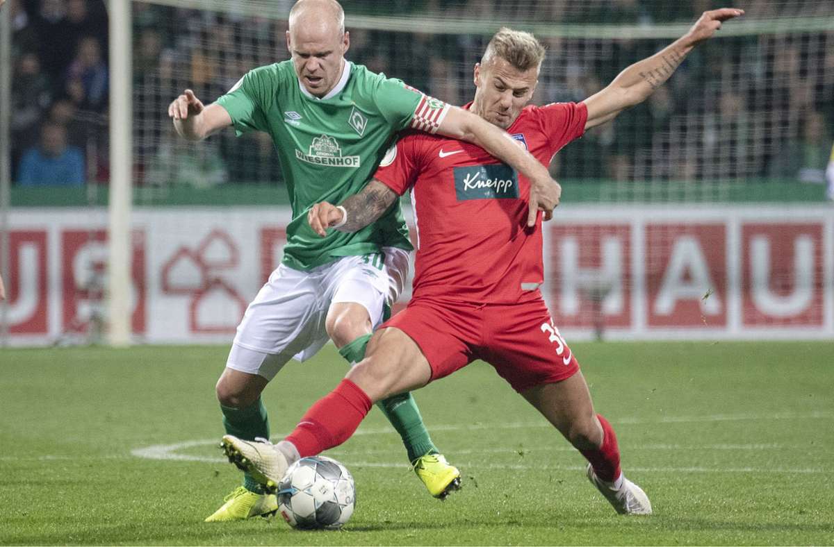 Heidenheims Niklas Dorsch (re.) versucht Davy Klaassen zu stoppen – im DFB-Pokal-Spiel am 30. Oktober 2019 vergebens. Werder gewann souverän mit 4:1. Gelingt die Revanche?