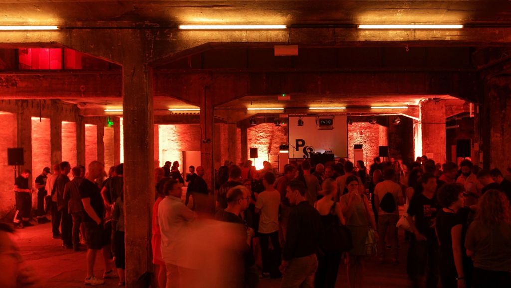  Die Party geht weiter – aber bitte allein daheim: Berliner Clubs wie das Berghain streamen ihre DJ-Sets. Den Anfang machte das „Watergate“, einer der angesagten Clubs der Stadt. 