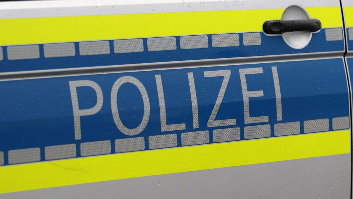  Am frühen Mittwochmorgen ist ein 38 Jahre alter Mann in Filderstadt-Bonlanden (Kreis Esslingen) gegen eine Ampel gefahren. Beim Fahrer wurde ein Blutalkoholwert von mehr als einem Promille festgestellt. 