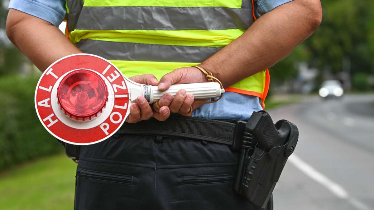 Zeugen in Esslingen gesucht: Fahrer flüchtet vor Polizeikontrolle – offenbar betrunken