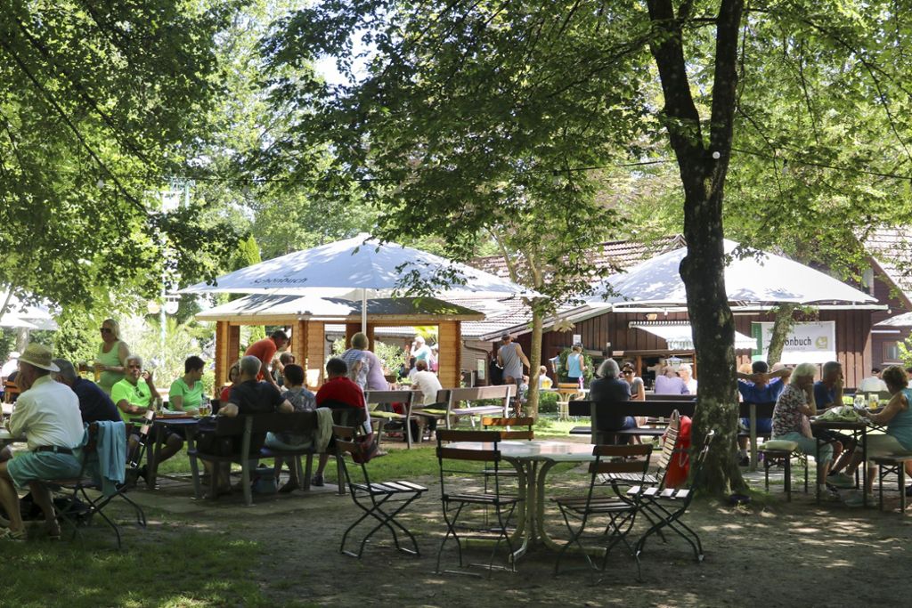 Bei schönem Wetter ist der Biergarten mit seinen 400 Plätzen voll besetzt. Serviert wird typische Imbiss-Kost. Im Schatten der Bäume kann man nach einem Ausflug in den Naturpark Schönbuch herrlich entspannen.