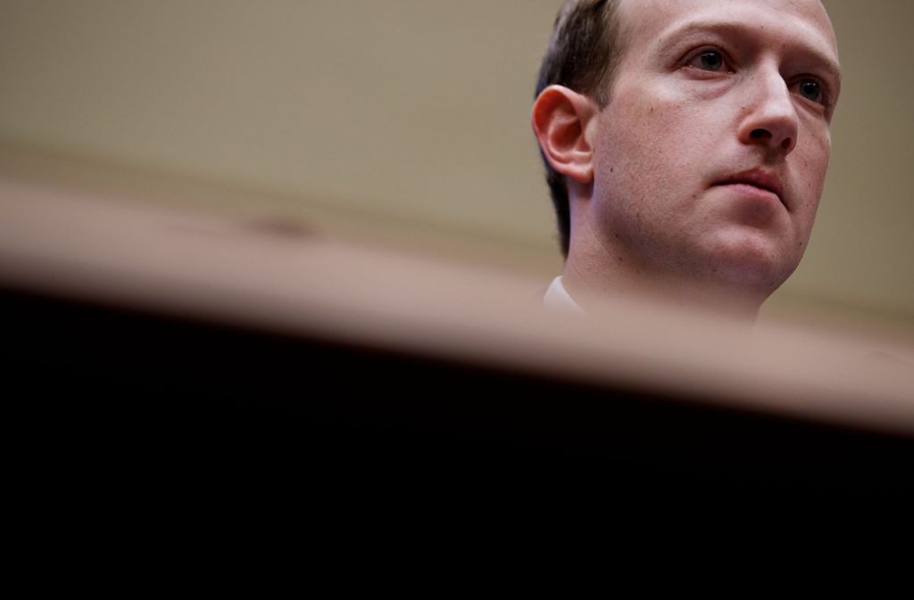 Wegen des Umgangs mit Holocaust-Leugnern steht Mark Zuckerberg in der Kritik. Foto: dpa