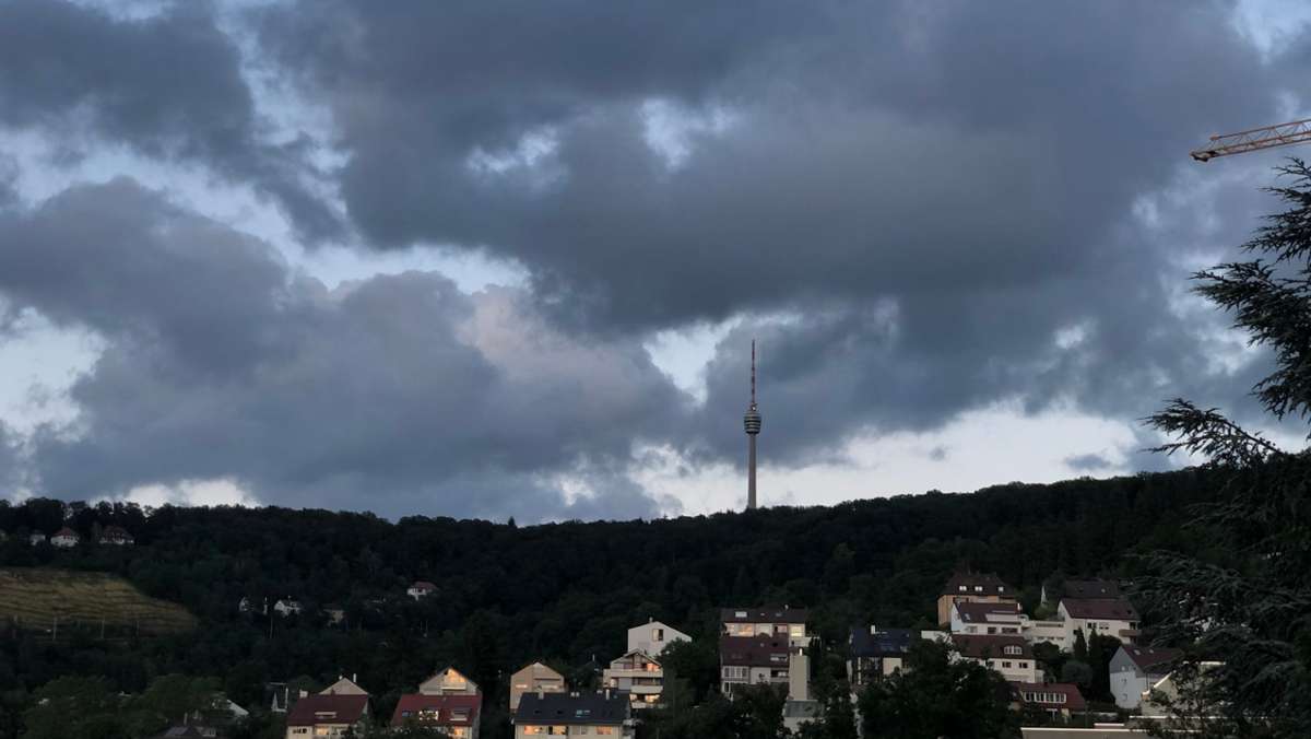 Der Herbst ist da und über dem Kessel hängen graue Wolken. Wir verraten euch 10 Gedanken, die wir in Stuttgart bei Regen haben. 