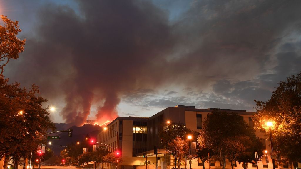 Buschbrände bei Los Angeles: Feuerwehr kämpft mit Großaufgebot gegen Flammen