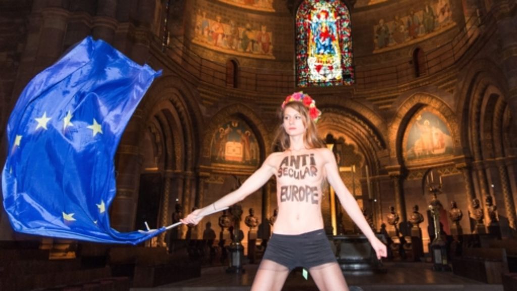  In gewohnt freizügiger Manier hat am Montag eine Femen-Aktivistin mit nacktem Oberkörper im Straßburger Münster gegen den für morgen geplanten Papst-Besuch protestiert. Die Frau kletterte auf den Altar und schwenkte eine Fahne. 