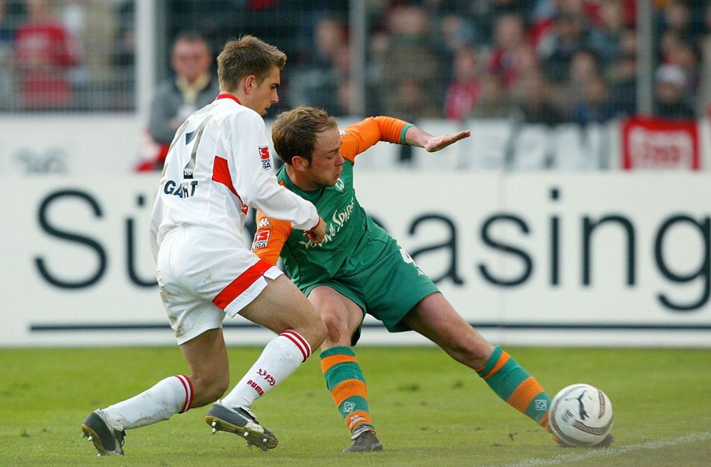 Auch Philip Lahm (links) trägt in diesem Spiel das VfB-Trikot. Der damals 20-Jährige – auf dem Foto im Zweikampf mit dem Bremer Fabian Ernst – war eine Leihgabe des FC Bayern München.