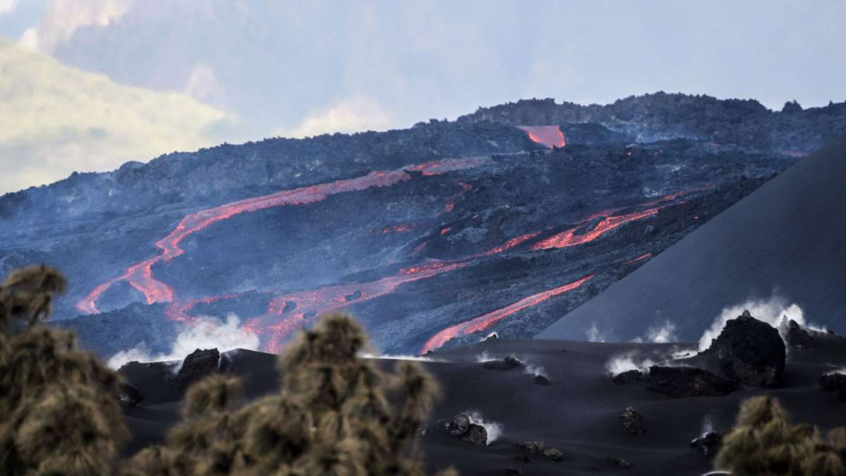  Die Folgen des Vulkanausbruchs sind noch immer zu spüren auf der Kanareninsel La Palma: Zum Schutz der Bevölkerung gilt am Dienstag für Tausende Menschen eine Ausgehsperre. 