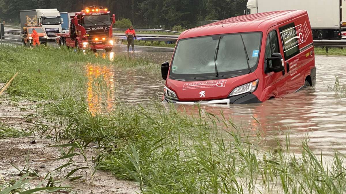  Dauerregen am Alpenrand lässt die Flüsse schneller steigen als gedacht. Im Landkreis Rosenheim muss die Feuerwehr 200 Mal ausrücken und eine der wichtigsten Autobahnen steht unter Wasser. 