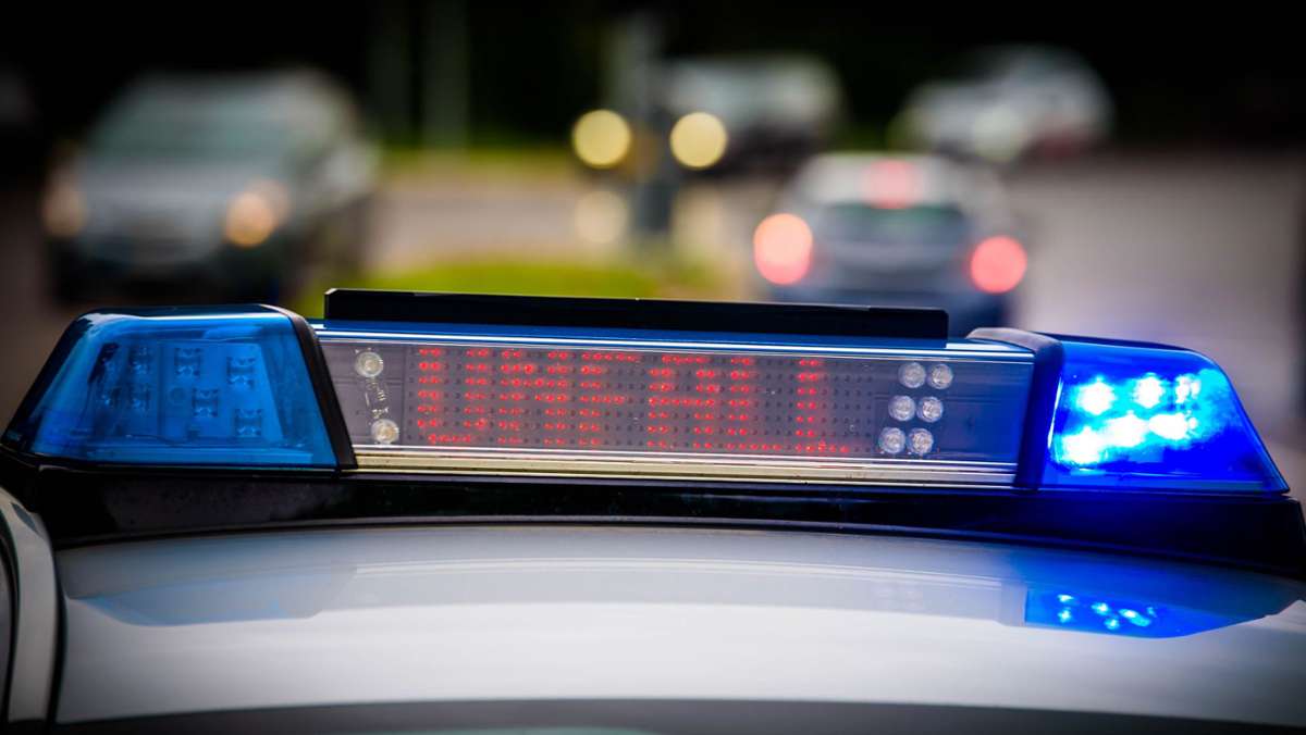  Eine unbekannte Autofahrerin bremst bei Schorndorf ohne ersichtlichen Grund ihren Wagen ab und verursacht einen Unfall – kurze Zeit später knallt es auf der Gegenrichtung. 