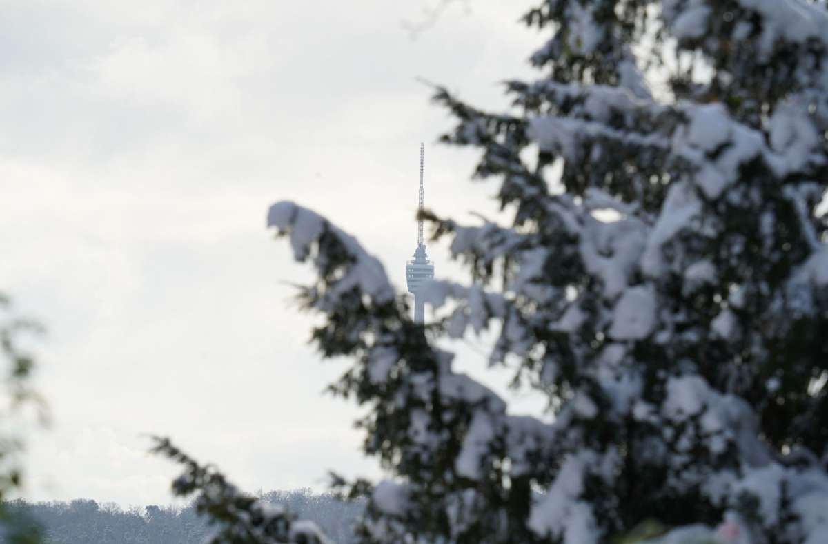 Der verschneite Blick auf den Stuttgarter Fernsehturm.