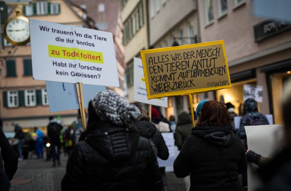 Schon seit dem Jahr 2014 haben Tierschützer immer wieder gegen Versuche an Affen in Tübingen demonstriert. Foto: dpa